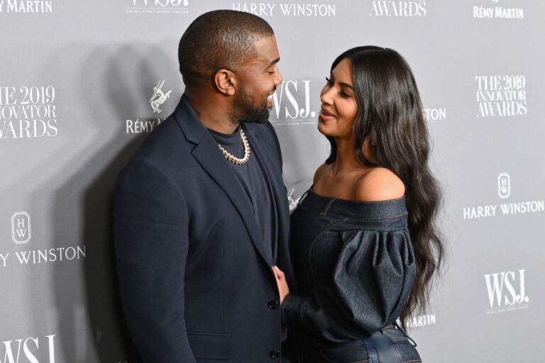 Read more about the article Kanye West Apologizes To Wife Kim Kardashian
