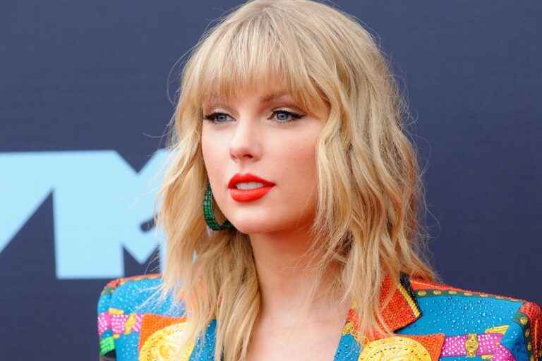 Read more about the article Taylor Swift To Release Her Surprise Album Tonight